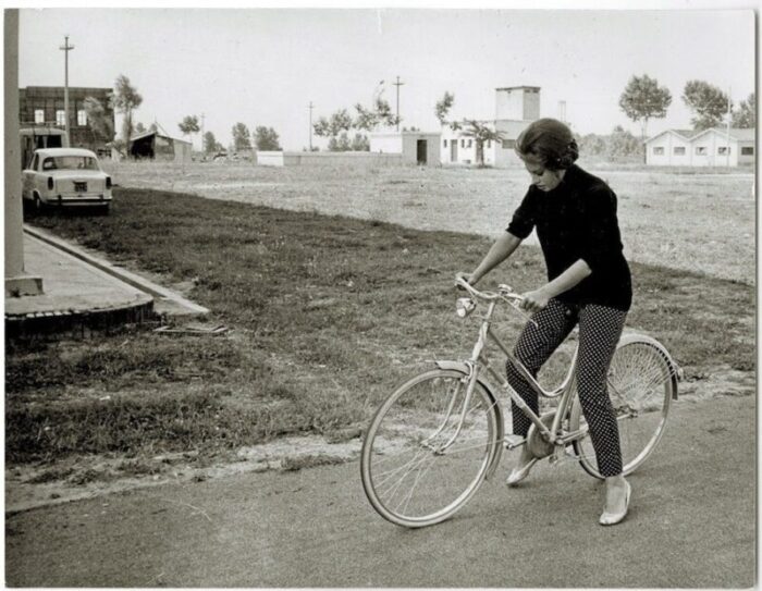 Sophia Lauren in una foto in bianco e nero, mentre si prepara per partire in sella alla sua bici